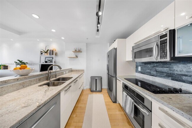 Building Photo - 601 NE 36th St