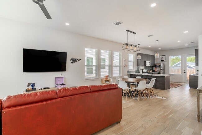 Building Photo - 719 Eleanor Ave