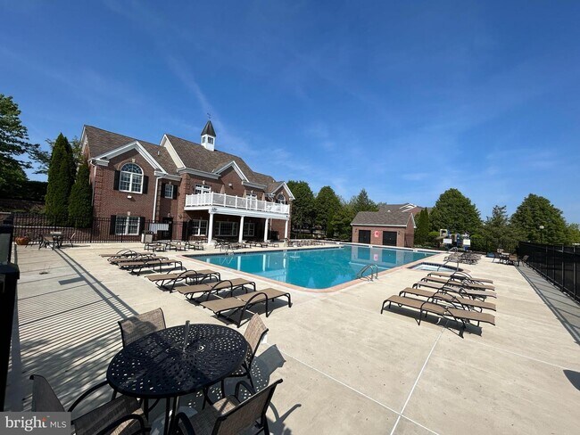 Building Photo - 2387 Dorchester St W