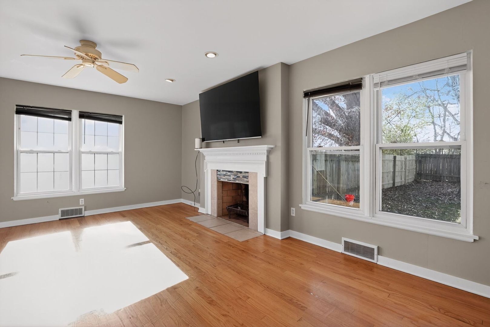 Building Photo - 800 W Joliet St