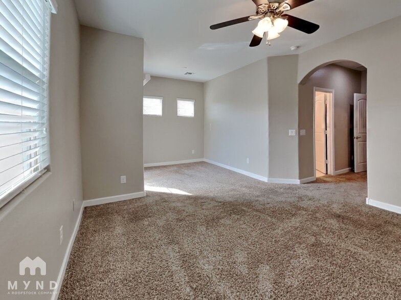 Building Photo - 1367 S Country Club Dr