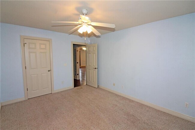 Building Photo - 1200 Kensington Dr