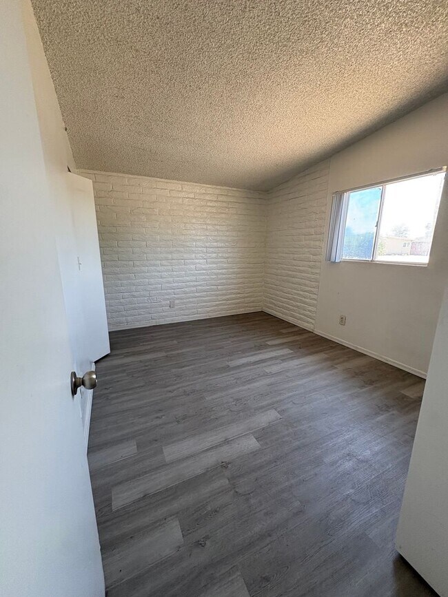 Building Photo - Cozy 3 bedroom 1 bathroom SFR