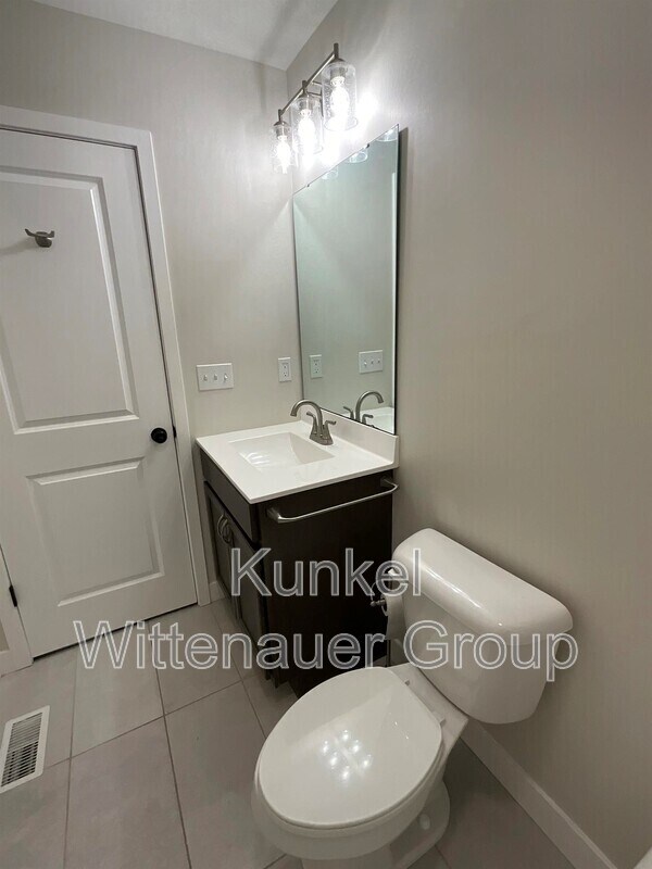 Building Photo - 808 Applewood Creek Dr