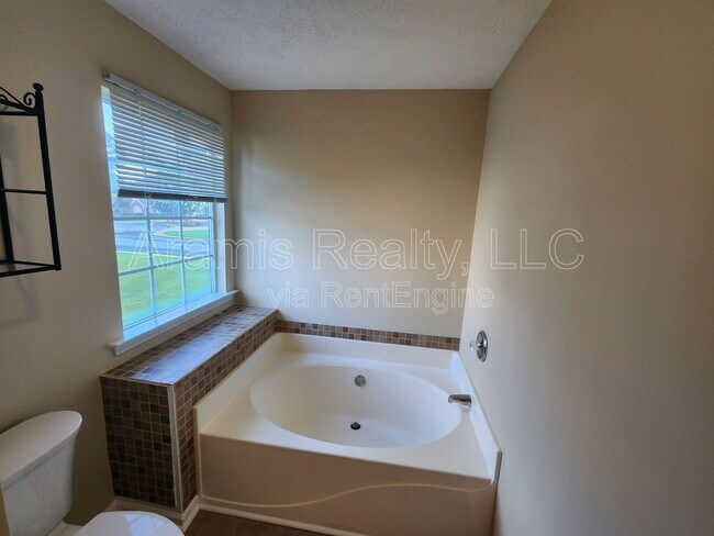 Building Photo - 1624 Oak Trace Cir