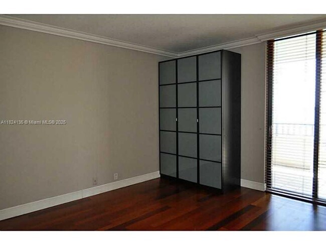 Building Photo - 520 Brickell Key Dr