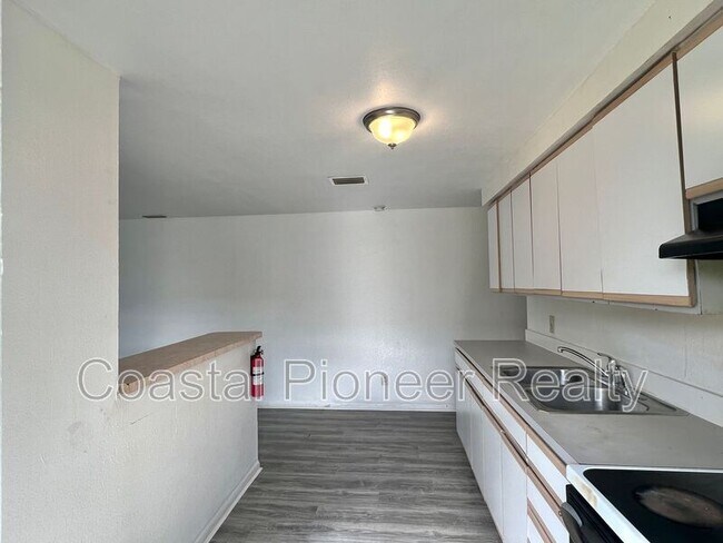 Building Photo - 1016 E Seneca Ave