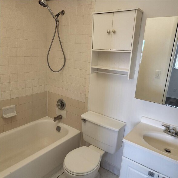 Building Photo - 8060 Colony Cir N