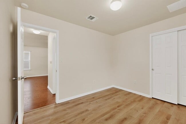 Building Photo - 18336 Friendship Hill Dr