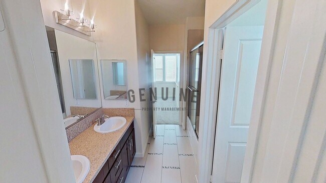 Building Photo - 3Bd 2.5Ba Townhouse w/Rooftop Deck
