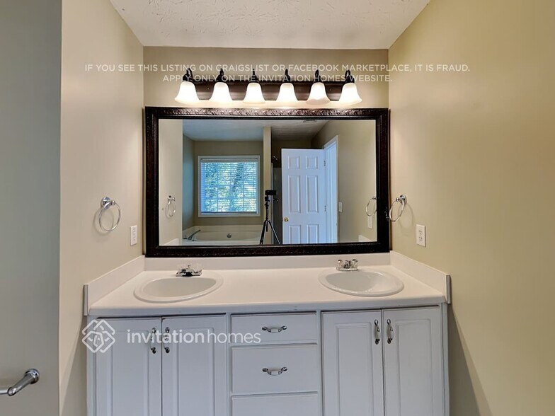 Building Photo - 2585 Hidden Creek Dr SW