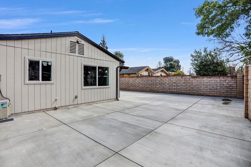 Building Photo - 20738 Bryant St