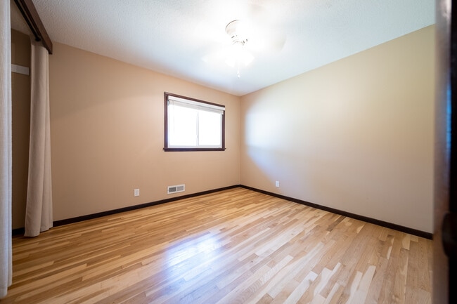 Building Photo - 13784 Fairlawn Ave