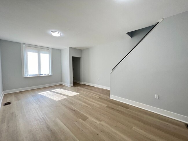Building Photo - Remodeled 3bd/1 House with Rear yard!! SEC...