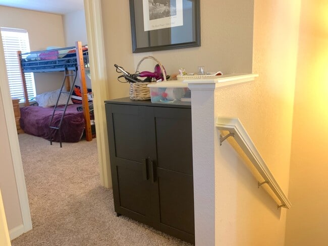 Building Photo - Lots of Great Light in this End Townhome