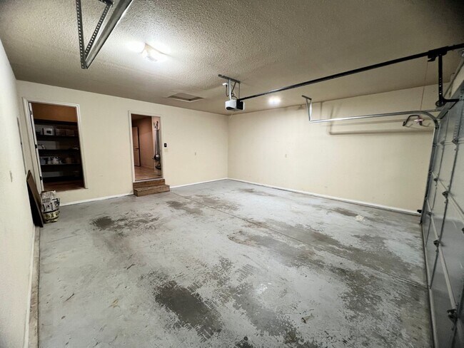 Building Photo - Fenced home close to FLW!