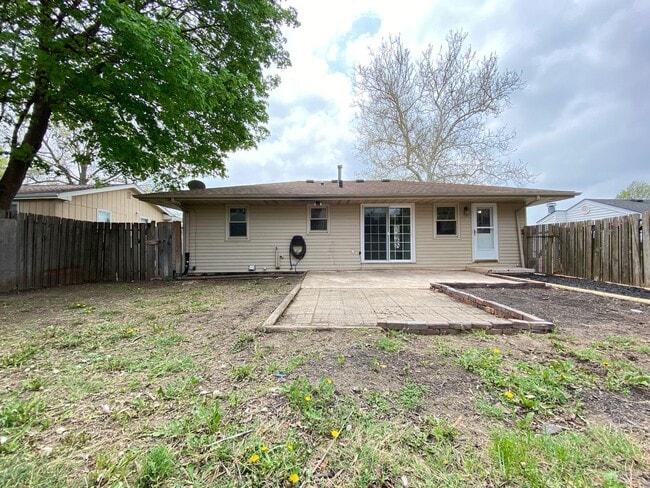 Building Photo - 3 Bedrooms 2 Full Bathrooms Finished Basem...