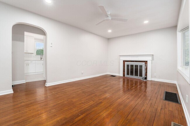 Building Photo - 884 S Chesterfield Rd