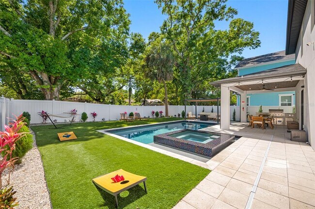 Building Photo - 902 W Plymouth St