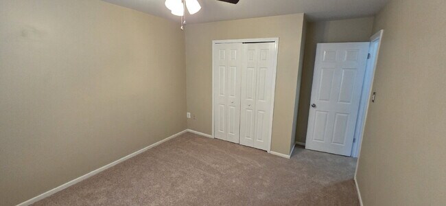 Building Photo - Upper level of townhome