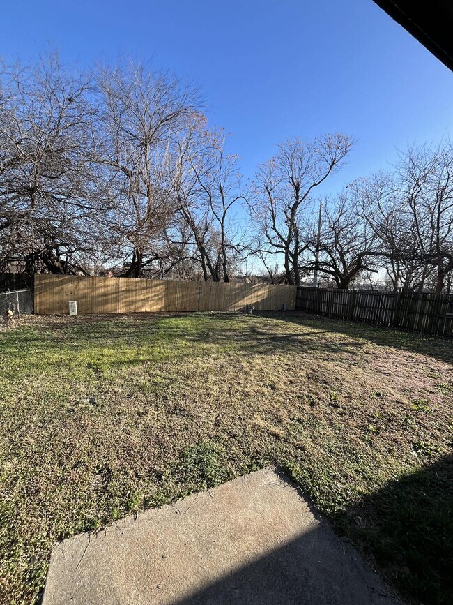 Building Photo - 1328 NE 5th St