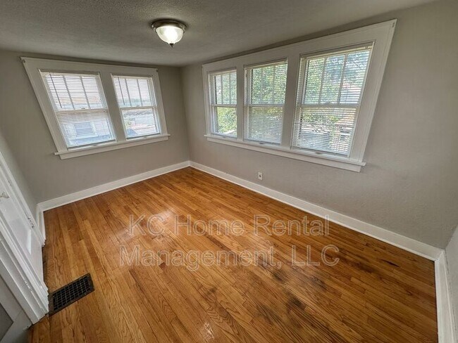Building Photo - 402 Van Brunt Blvd