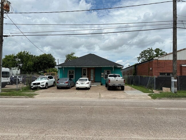 Building Photo - 304 Lockwood Dr