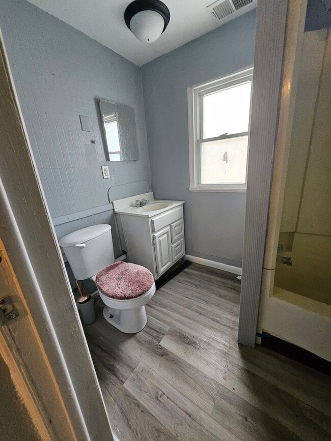 Building Photo - Upper 2 bedroom with gas included East Side