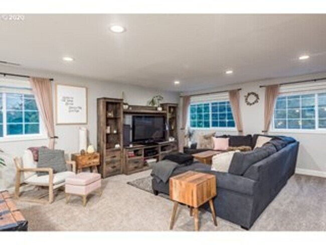 Building Photo - Stunning 5 bedroom home in desirable SW PDX now available for long term lease!