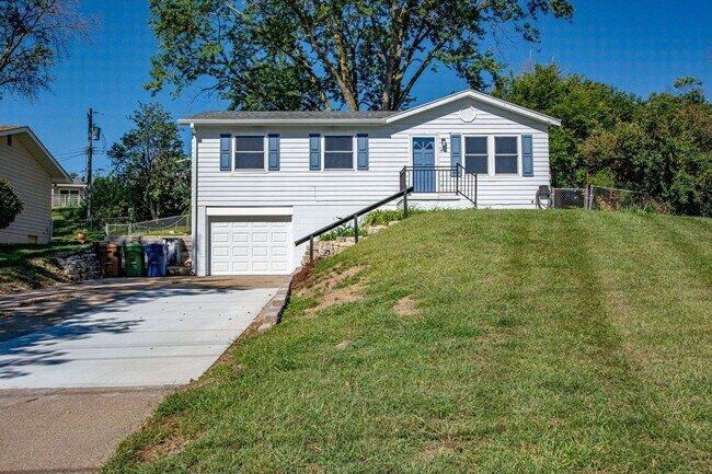Building Photo - Beautifully Remodeled 3 Bedroom / 2 Bath i...
