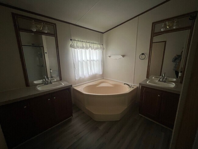 Building Photo - 17186 Countrywood