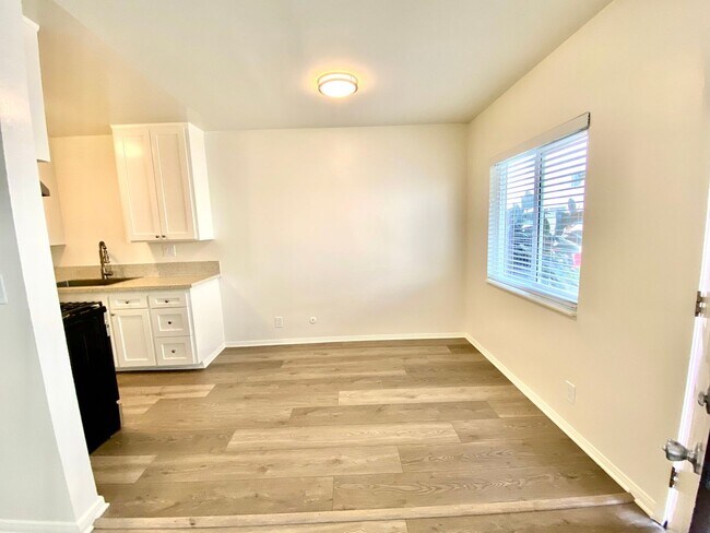 Building Photo - Beautifully Upgraded 1 Bedroom / 1 Bathroom Apartment Available Now!