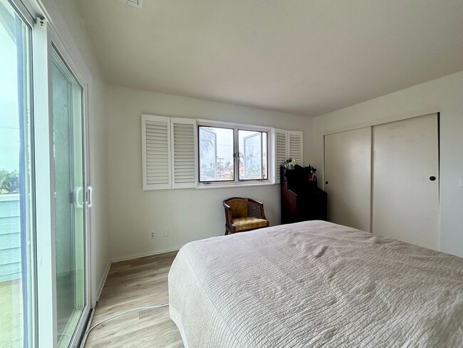 Building Photo - Spacious Beach House in South Oceanside