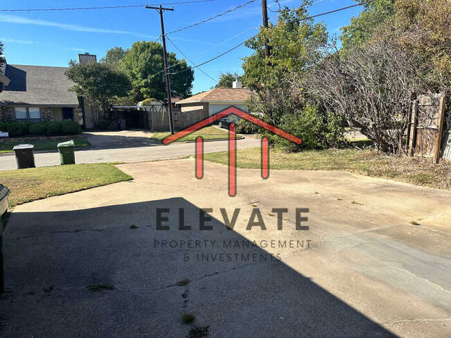 Building Photo - Cozy 2 bed/2bath duplex nestled in Moore E...