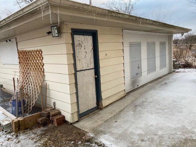 Building Photo - 10301-10303 W Fisher Parkway