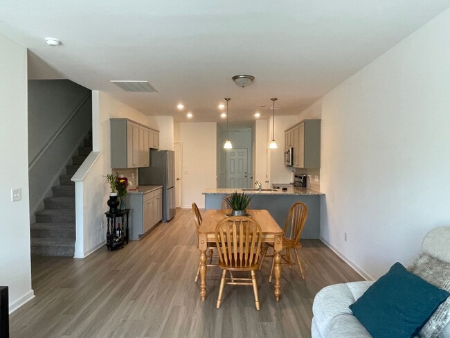 Building Photo - 3 bed 2.5 Bath Townhouse. Shelbyville