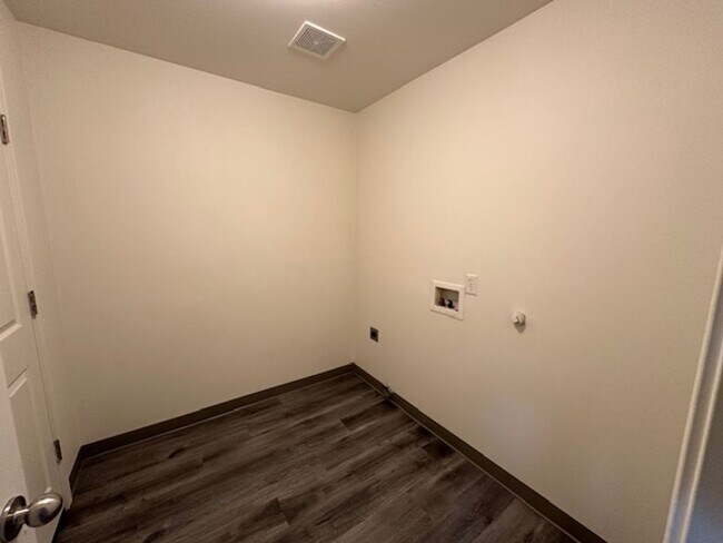 Building Photo - Super Clean 3 Bedroom Home -   Pet Conside...