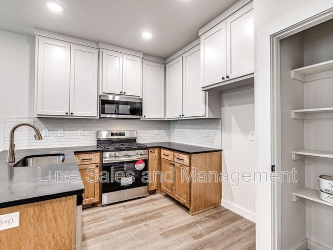 Building Photo - 618 W 2nd St