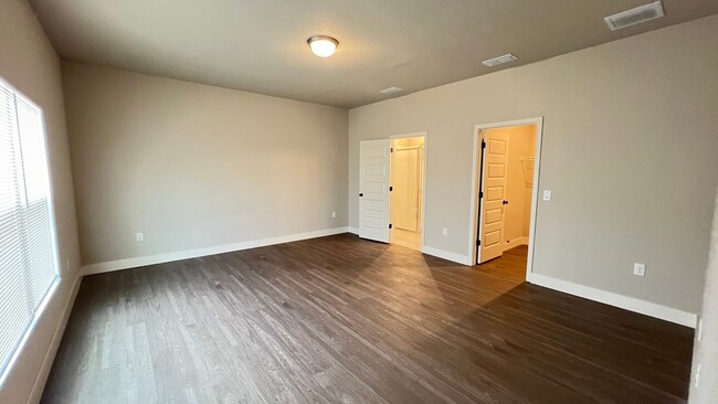 Building Photo - Available NOW! Adorable 4 Bedroom, 2 Bathr...