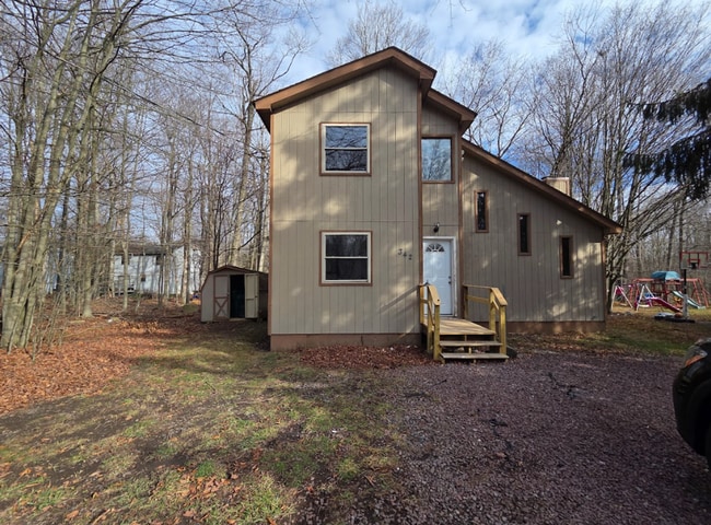 Building Photo - Welcome to this charming 3-bedroom, 2-bathroom home located in the scenic Tobyhanna, PA.