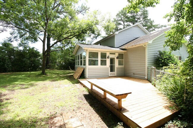 Building Photo - Spacious 3 BD/2.5 BA with Bonus Room on La...