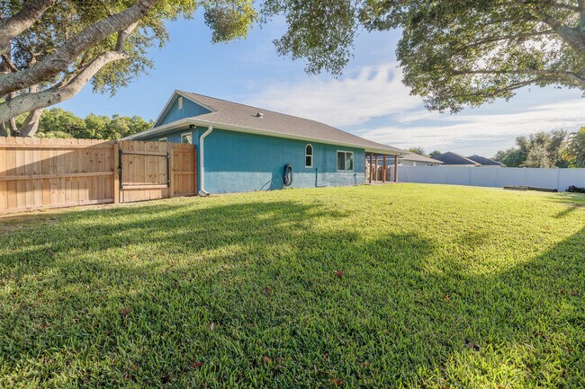 Building Photo - 842 SE Streamlet Ave