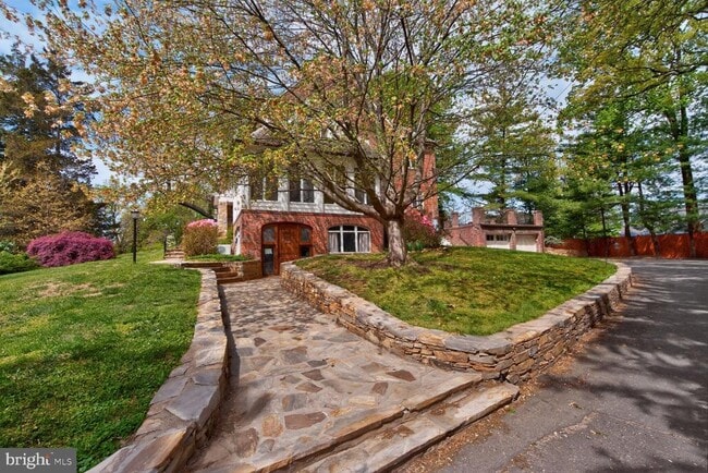 Building Photo - 5553 Little Falls Rd