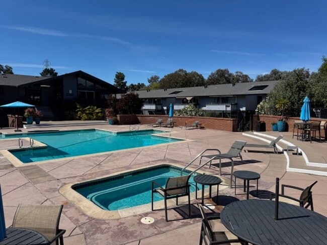 Building Photo - Wonderful 2 bedroom/2 bath lower level con...
