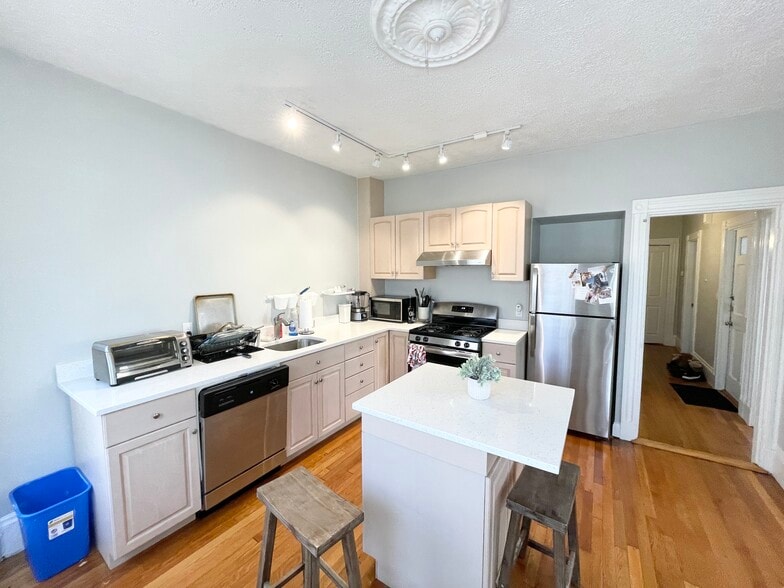 Building Photo - 24 Pond St