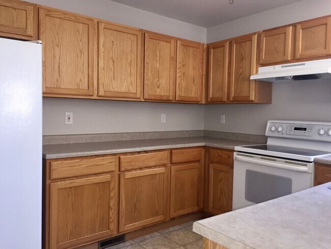 Building Photo - Spacious 4 Bedroom Home