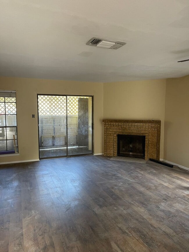 Building Photo - 2410 Capitan Dr