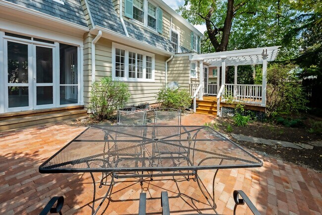 Building Photo - 4BR 3.5 BA Chevy Chase Gem is Move-in Read...