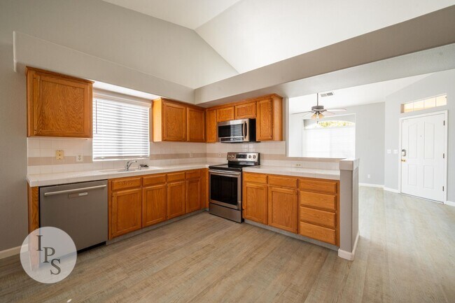 Building Photo - 753 Applegate Ave