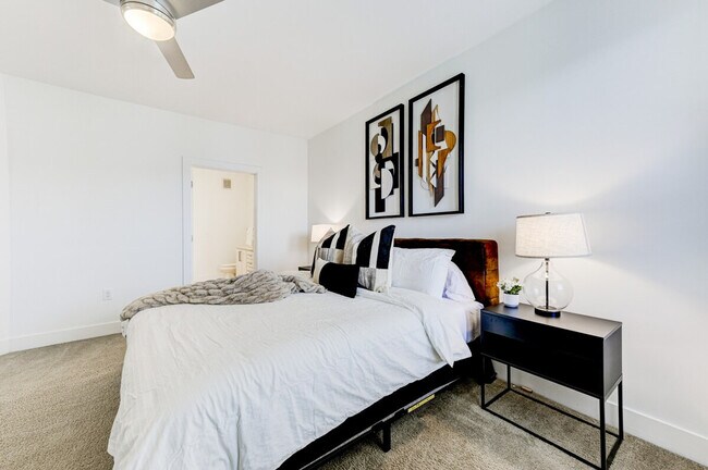 Building Photo - 975 Memorial Dr SE